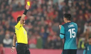 Báo Singapore: 'Trọng tài thiếu nhất quán' Báo Singapore: 'Trọng tài thiếu nhất quán'