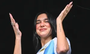 Dua Lipa gây sốt ở trận Siêu kinh điển Argentina